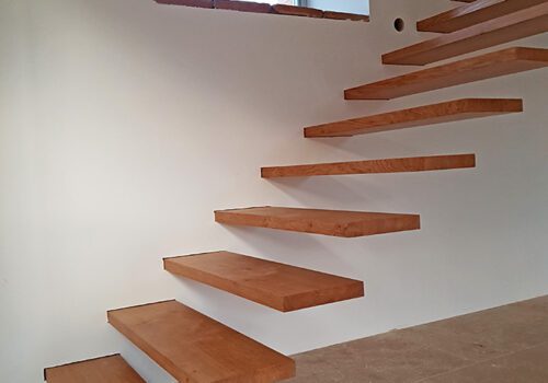 Escalier-bois-massif-marche-dans-le-vide-st-sulpice-1