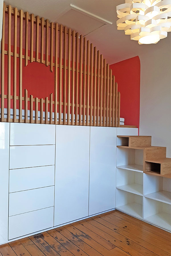 lit-cabane-chambre-enfant-escalier-bibliotheque-bois-massif-laque-blanche-claustra-1
